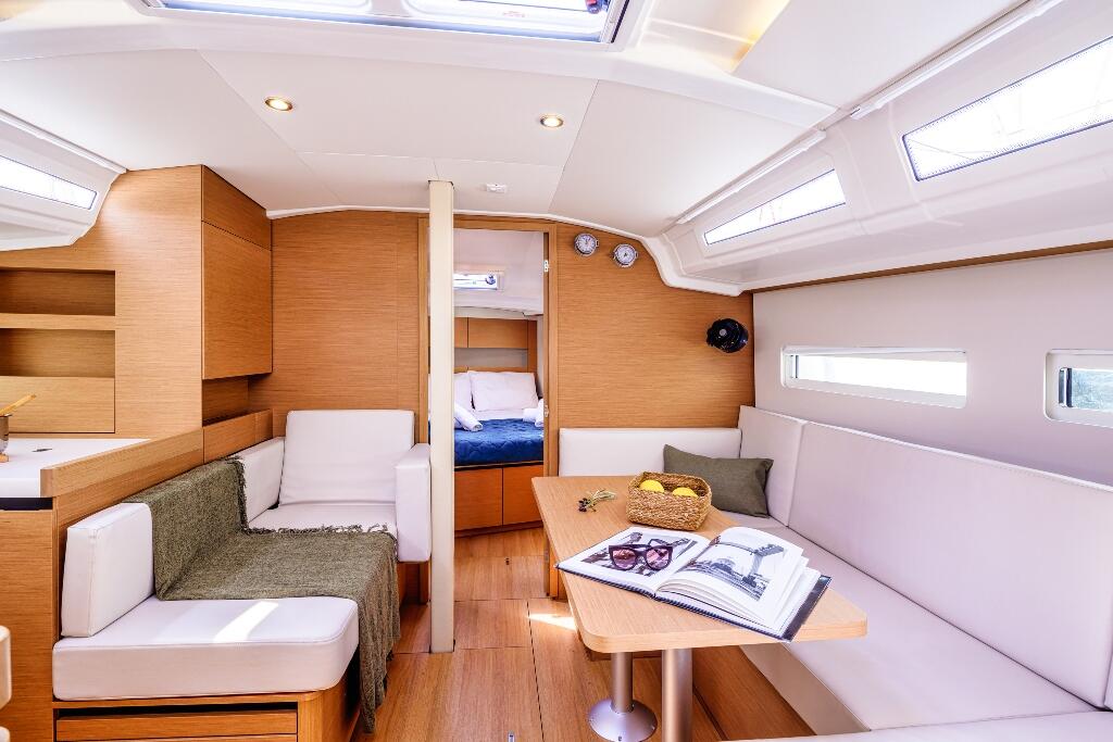 Sailing yacht 