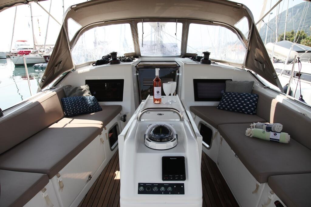 Sailing yacht 