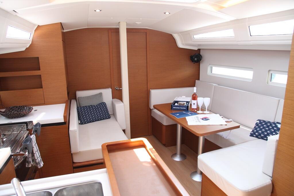 Sailing yacht 