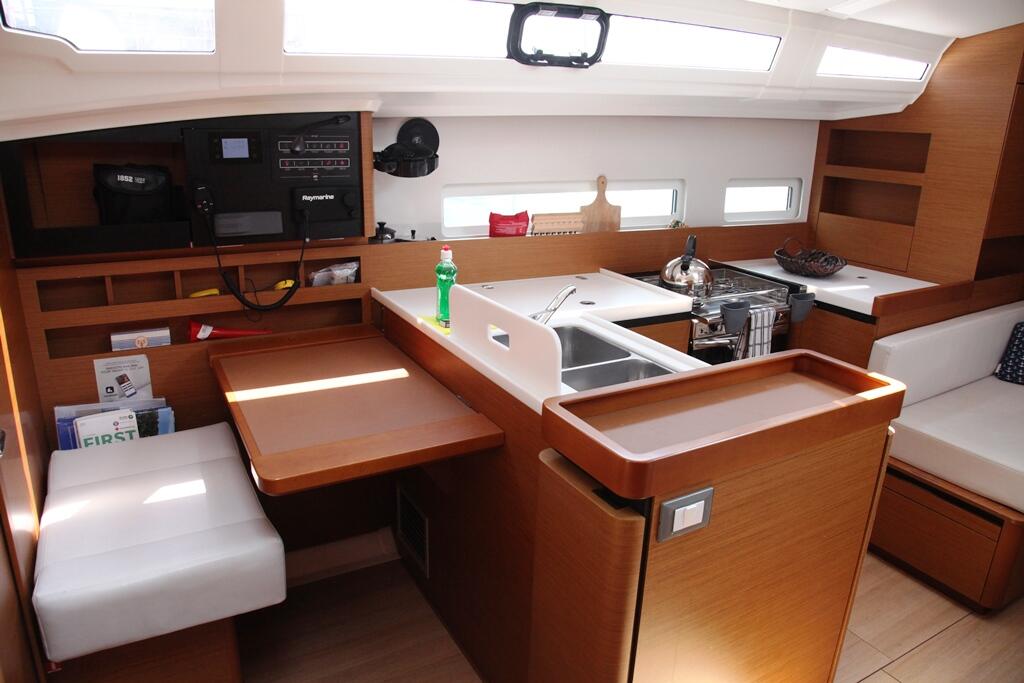 Sailing yacht 