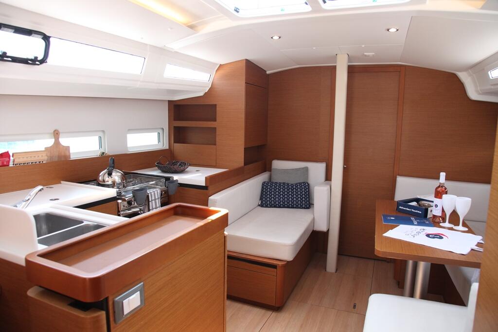 Sailing yacht 