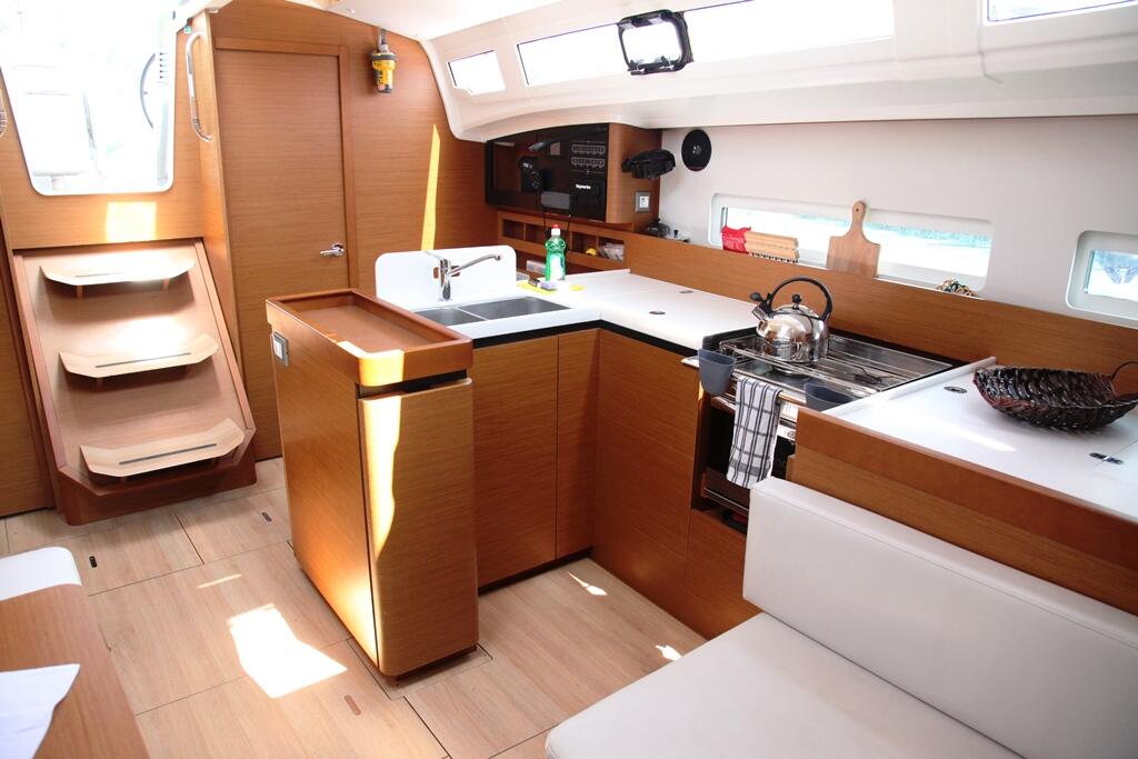 Sailing yacht 
