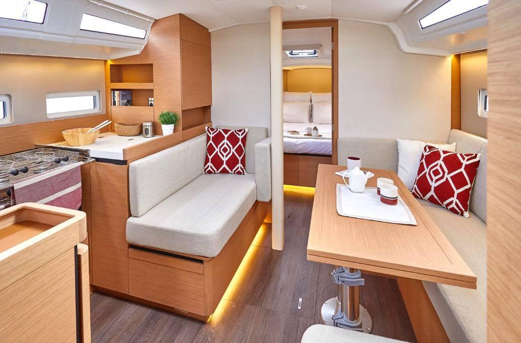 Sailing yacht 