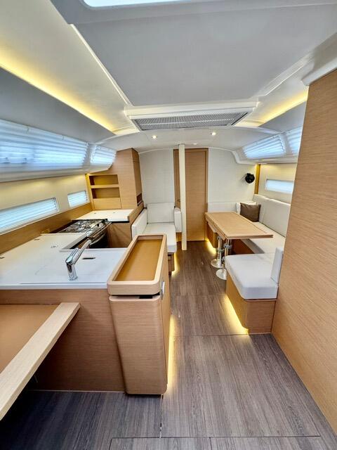 Sailing yacht 