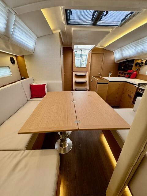 Sailing yacht 