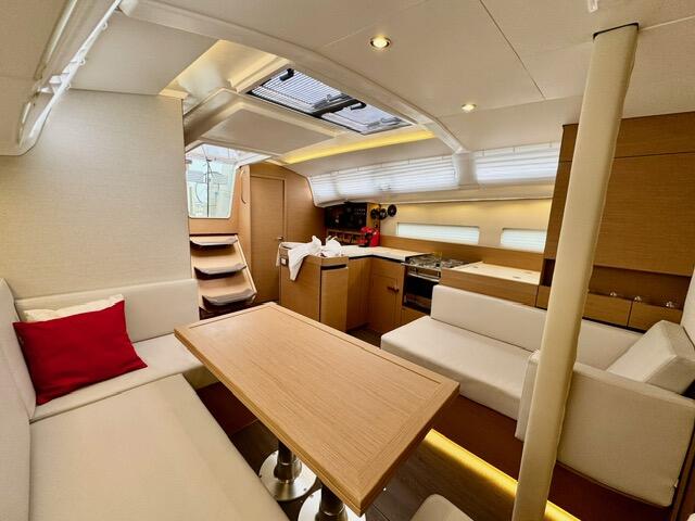 Sailing yacht 