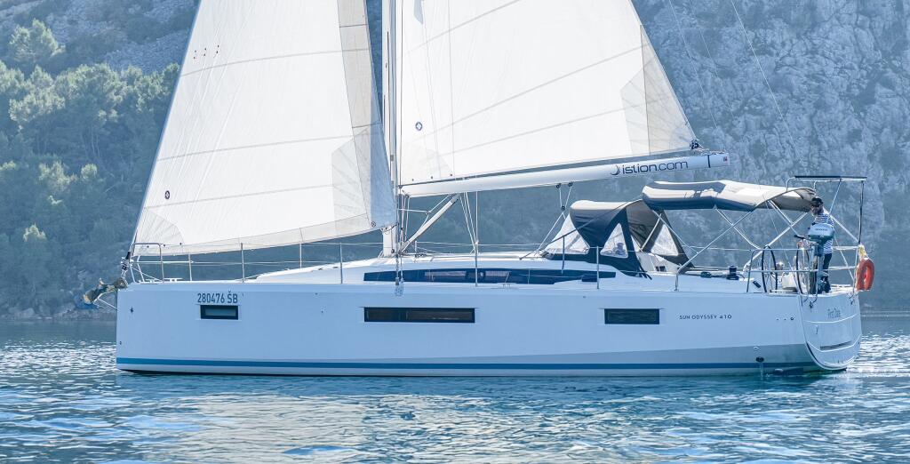 Sailing yacht 