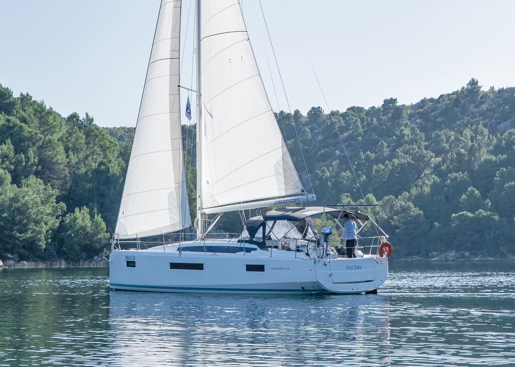 Sailing yacht 