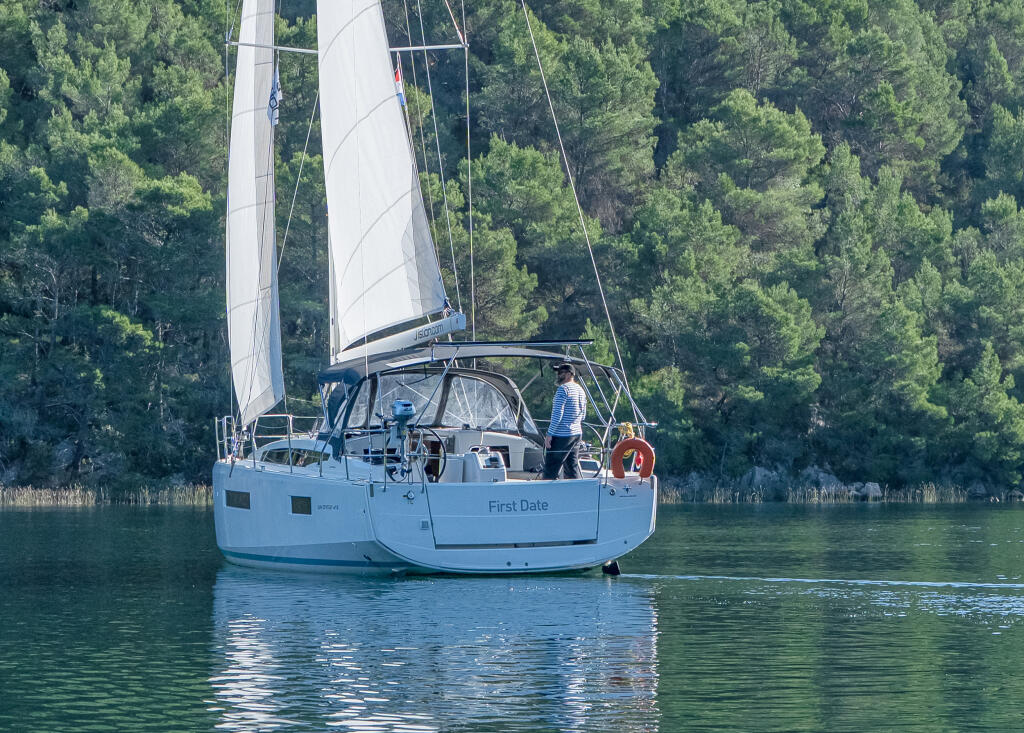 Sailing yacht 