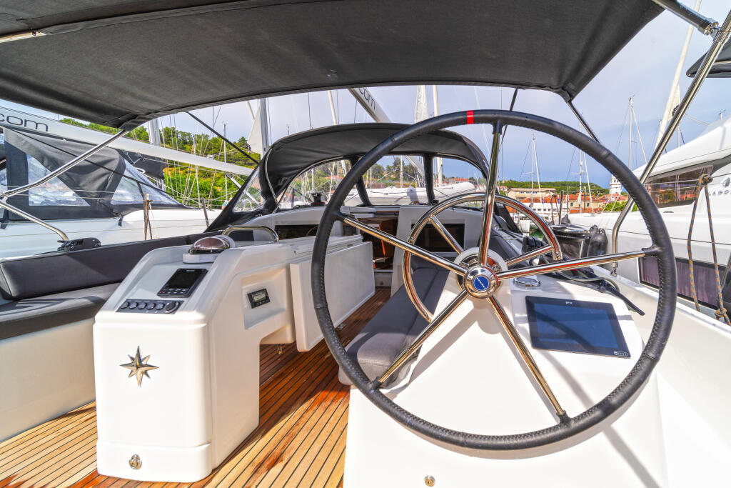 Sailing yacht 