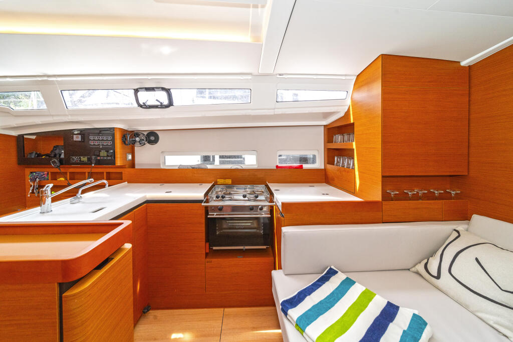 Sailing yacht 