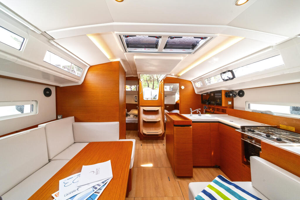 Sailing yacht 