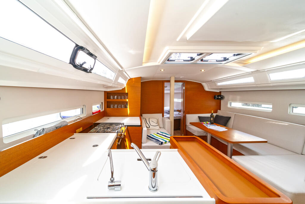 Sailing yacht 