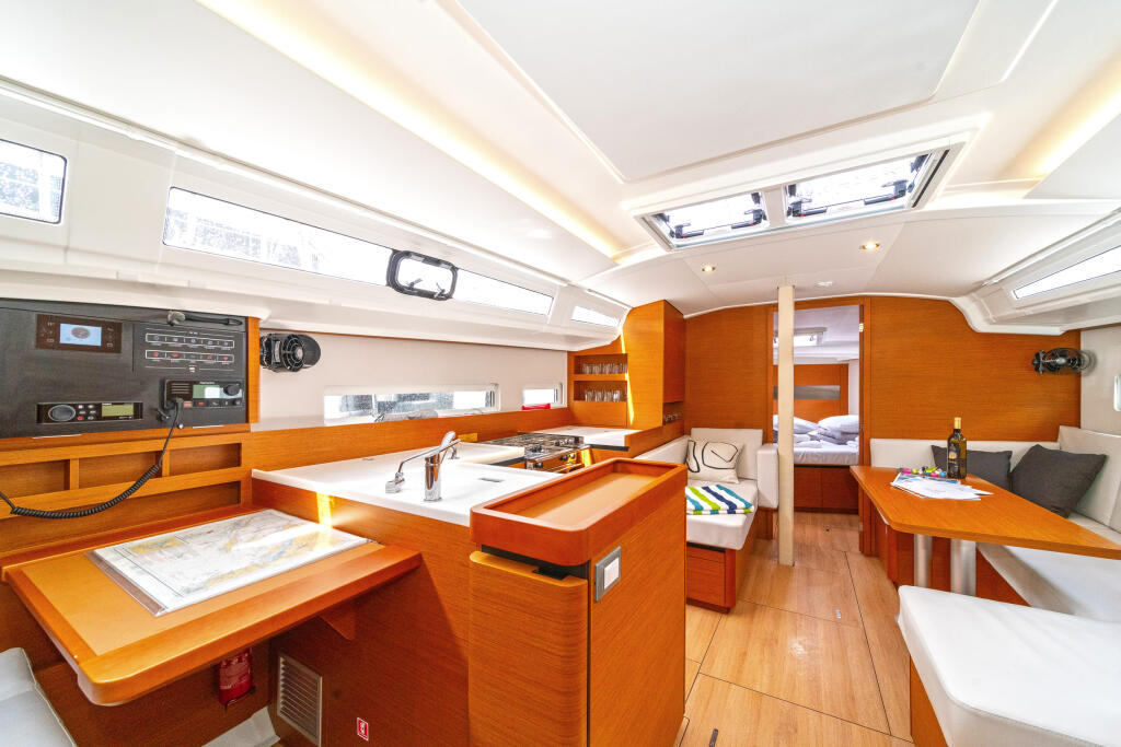Sailing yacht 