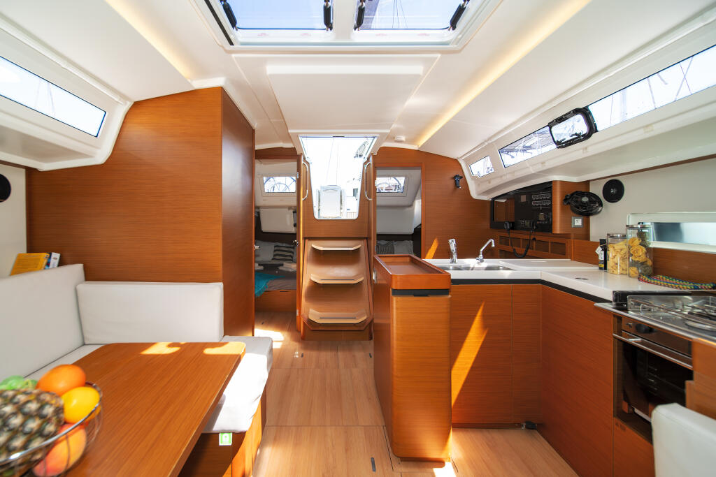 Sailing yacht 