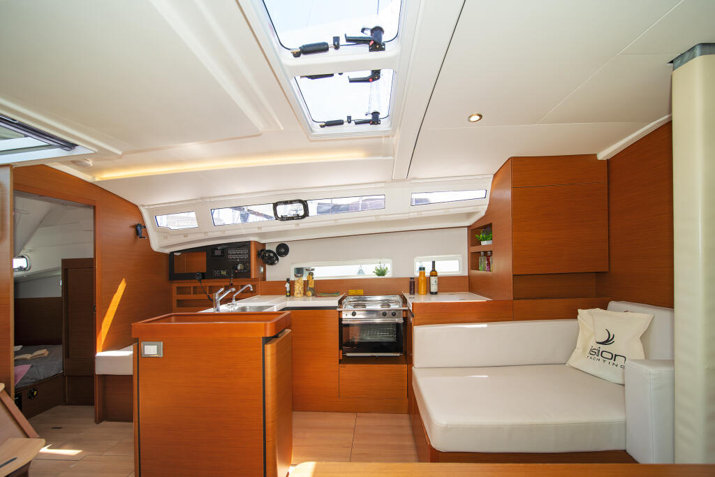 Sailing yacht 
