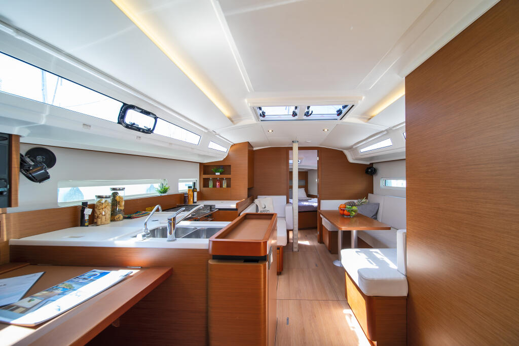 Sailing yacht 
