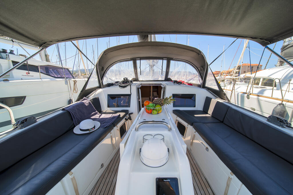 Sailing yacht 