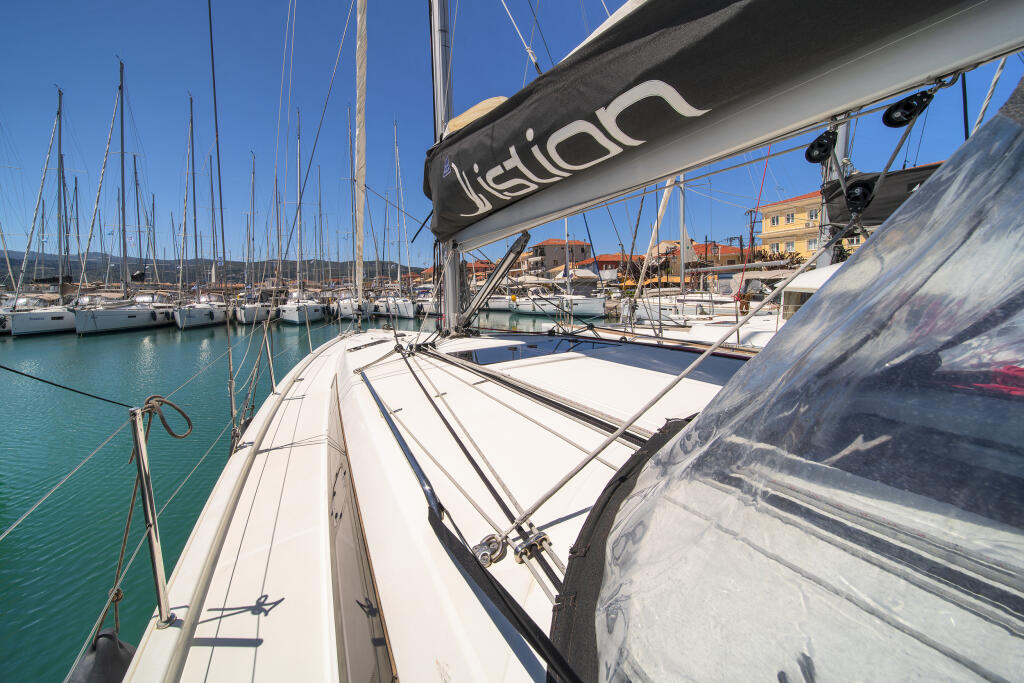 Sailing yacht 