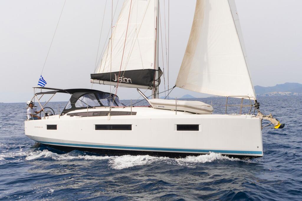 Sailing yacht 