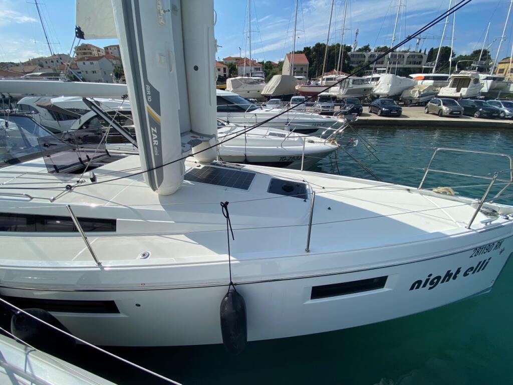 Sailing yacht 