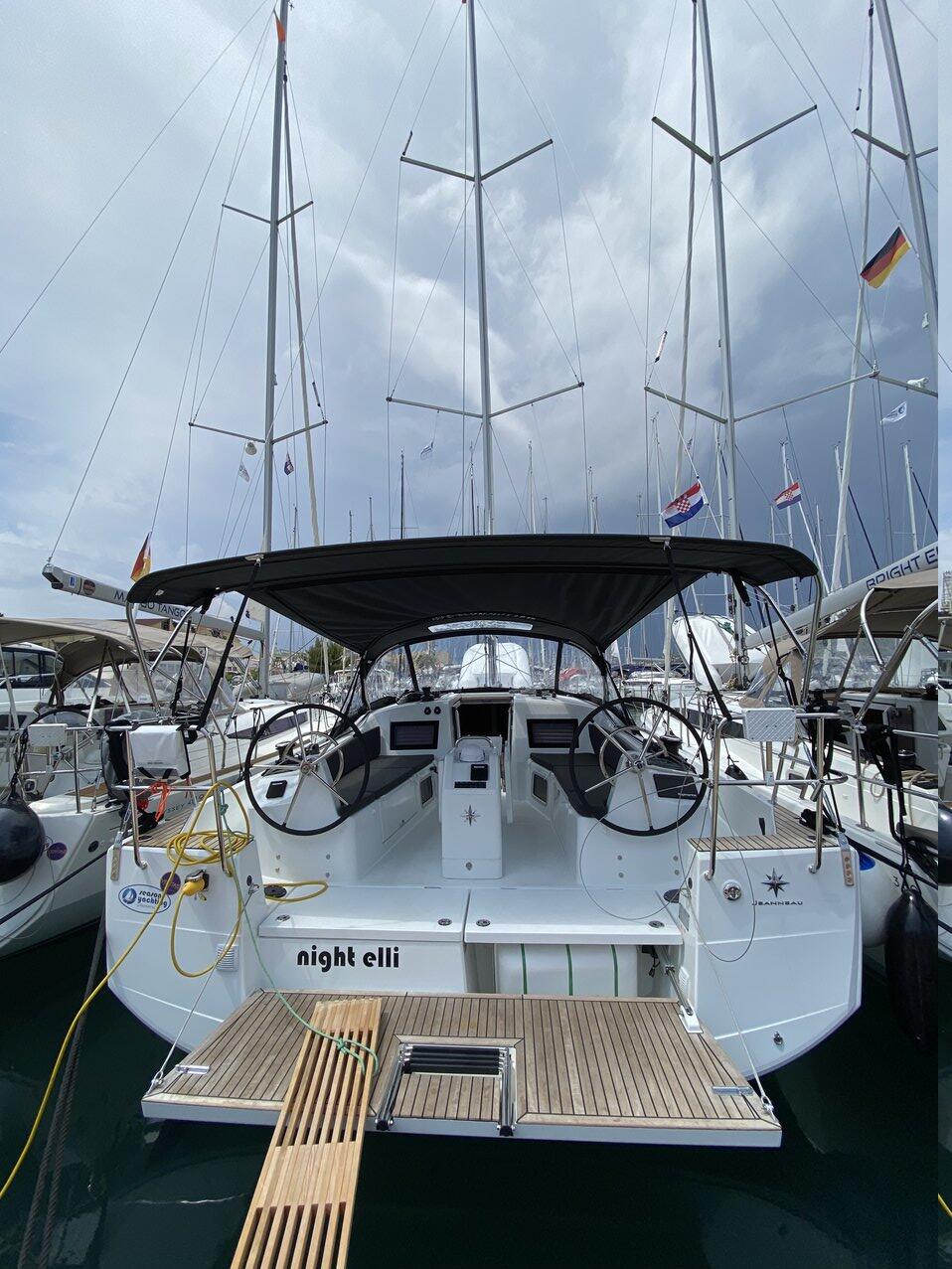 Sailing yacht 