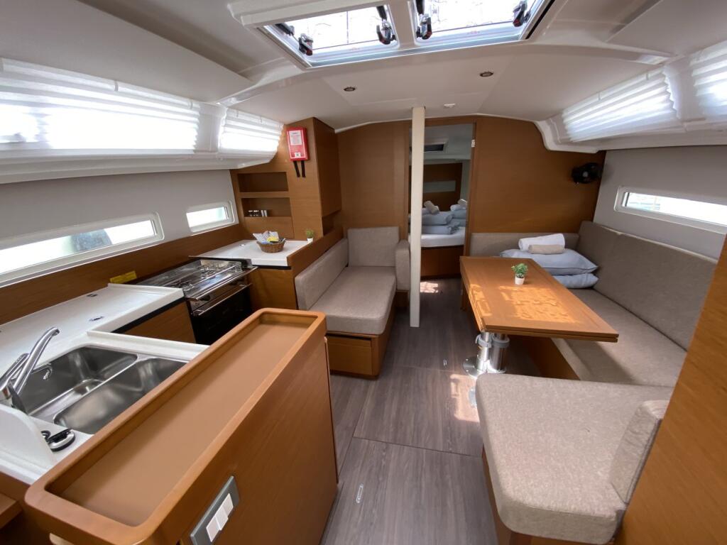 Sailing yacht 