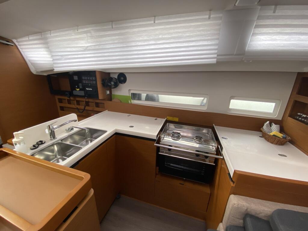 Sailing yacht 