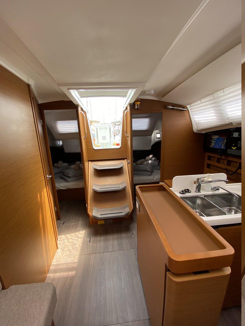 Sailing yacht 