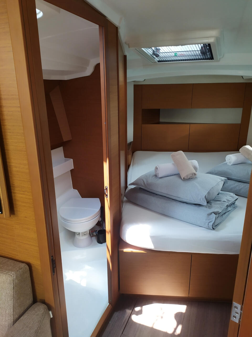 Sailing yacht 