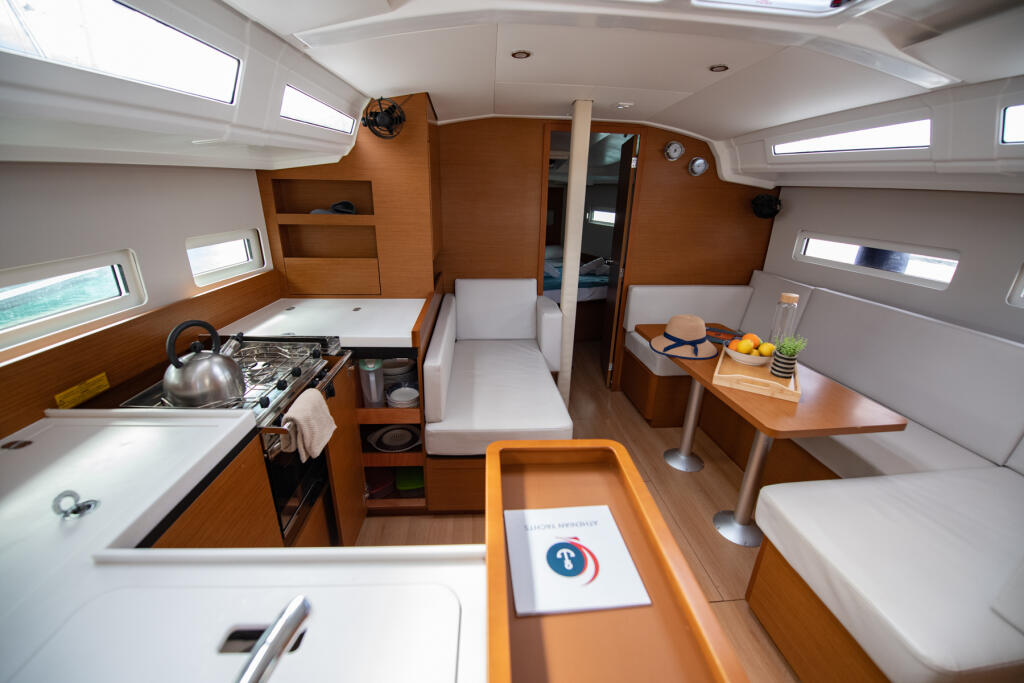 Sailing yacht 
