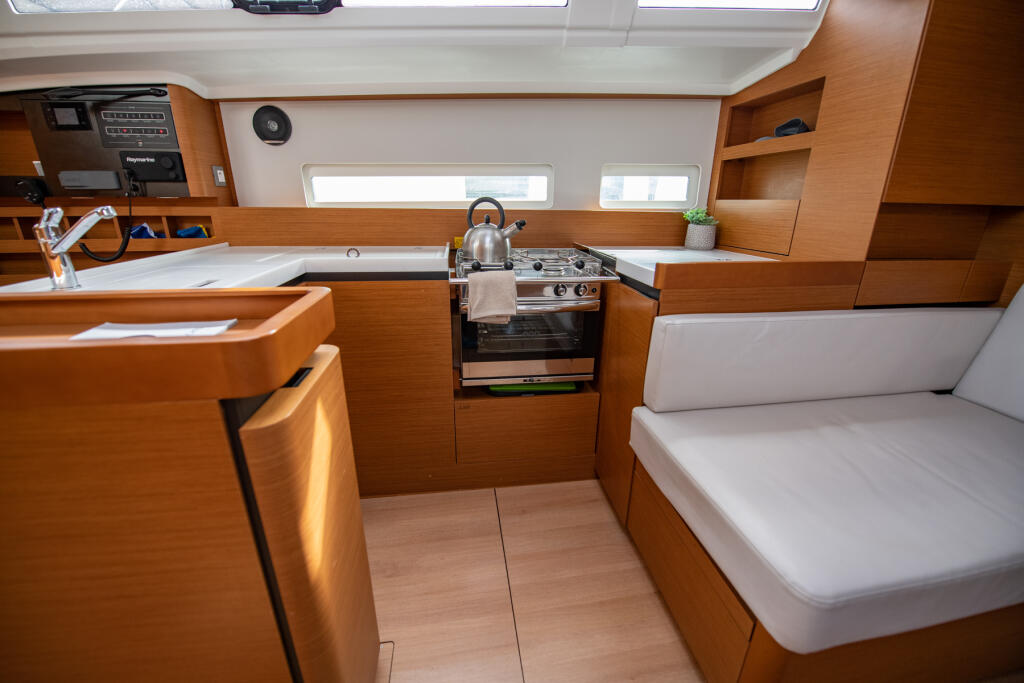 Sailing yacht 