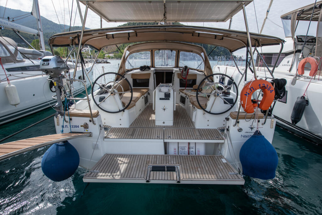 Sailing yacht 
