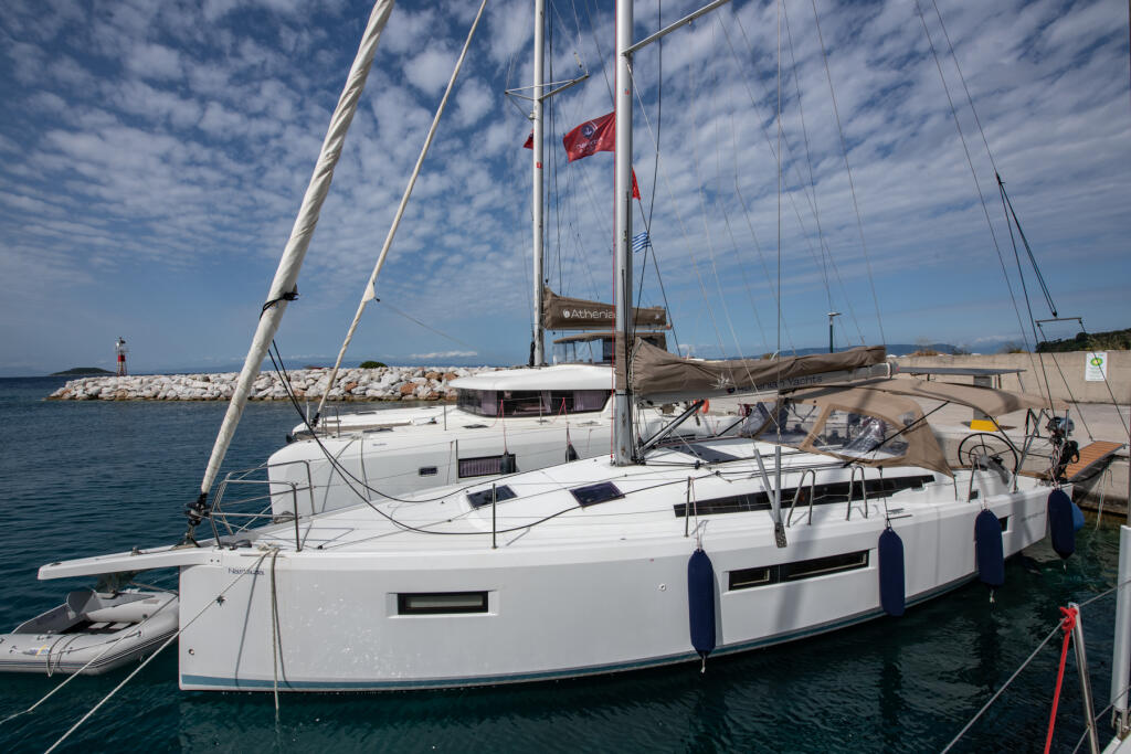 Sailing yacht 