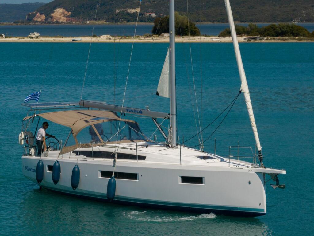 Sailing yacht 