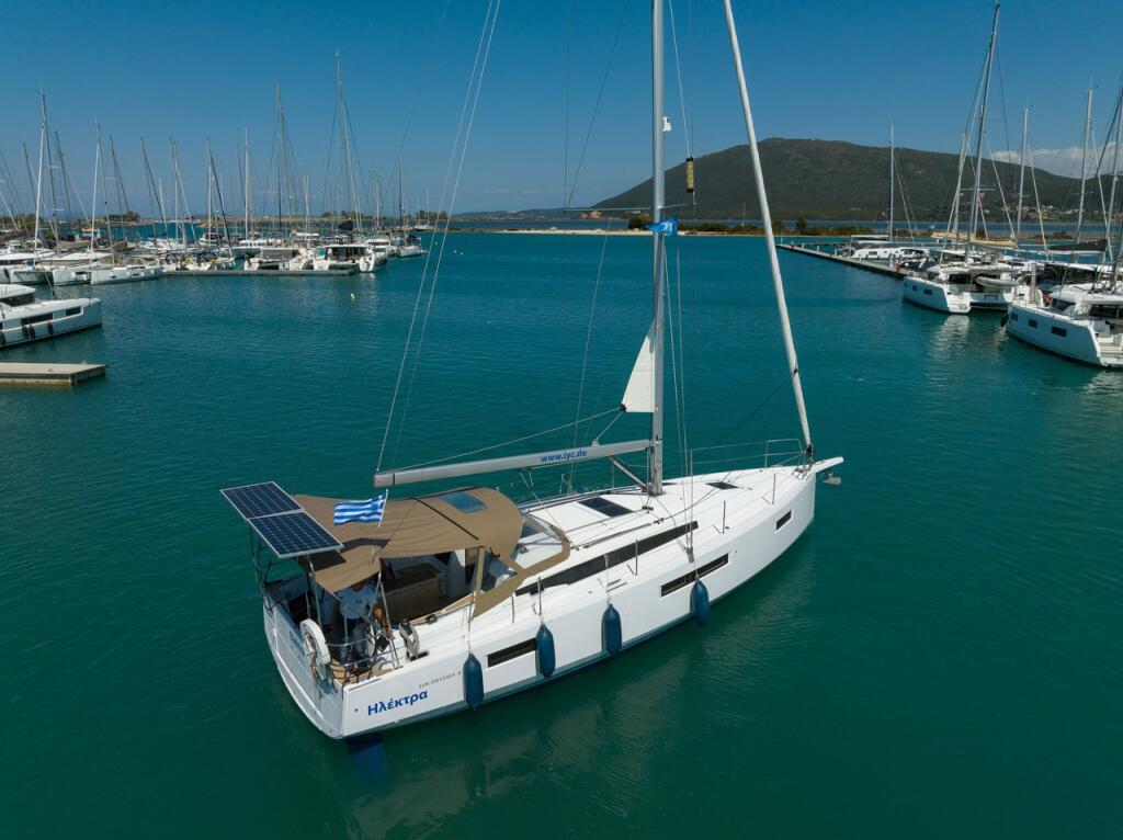 Sailing yacht 