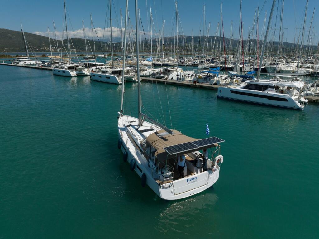Sailing yacht 