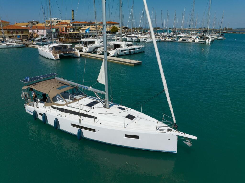 Sailing yacht 