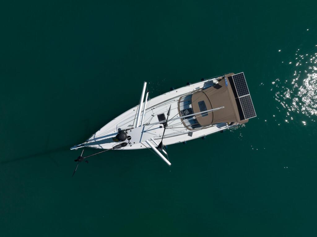 Sailing yacht 
