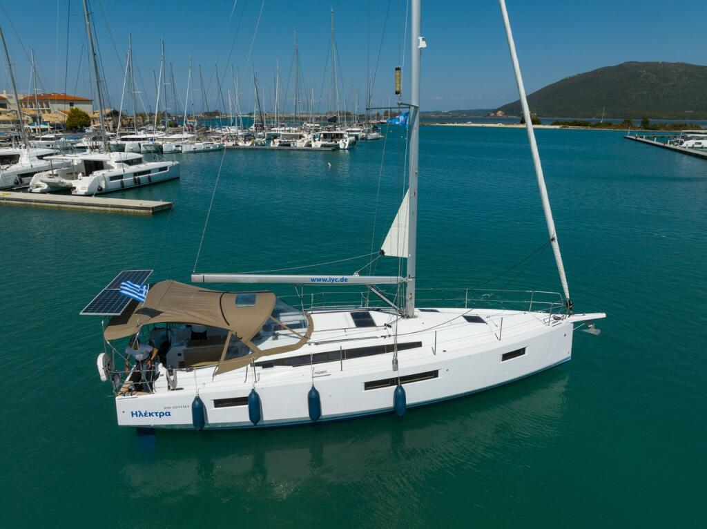 Sailing yacht 