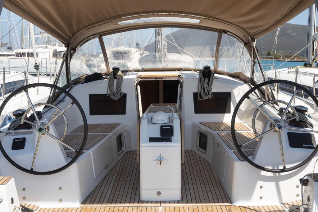 Sailing yacht 
