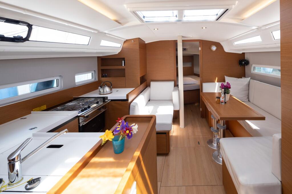 Sailing yacht 