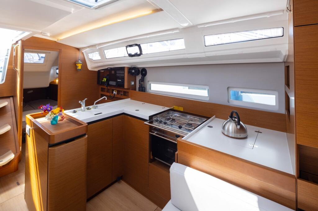 Sailing yacht 