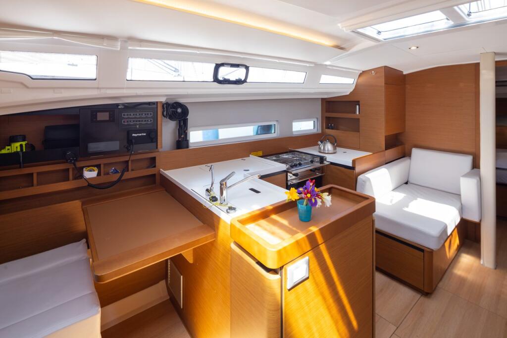 Sailing yacht 