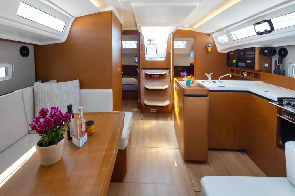 Sailing yacht 