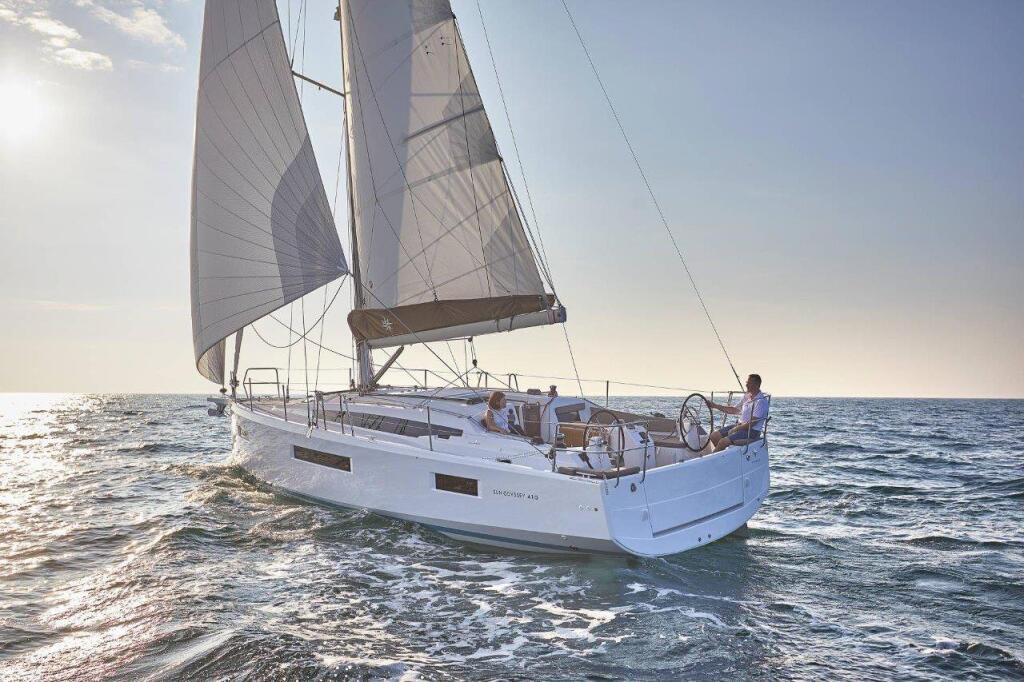 Sailing yacht 