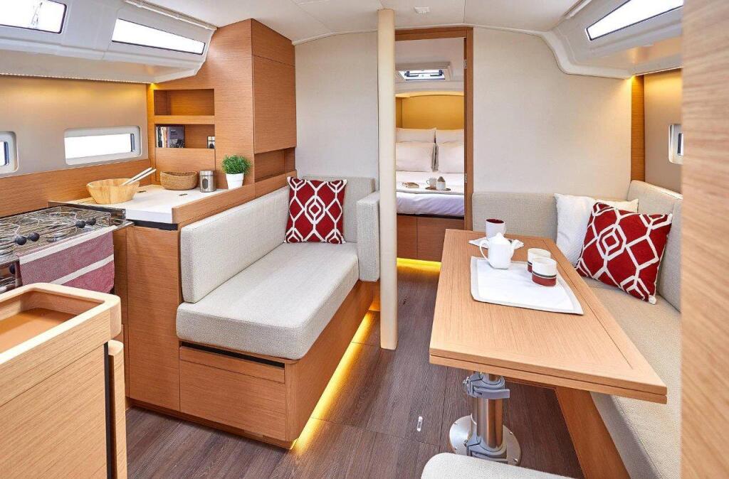 Sailing yacht 