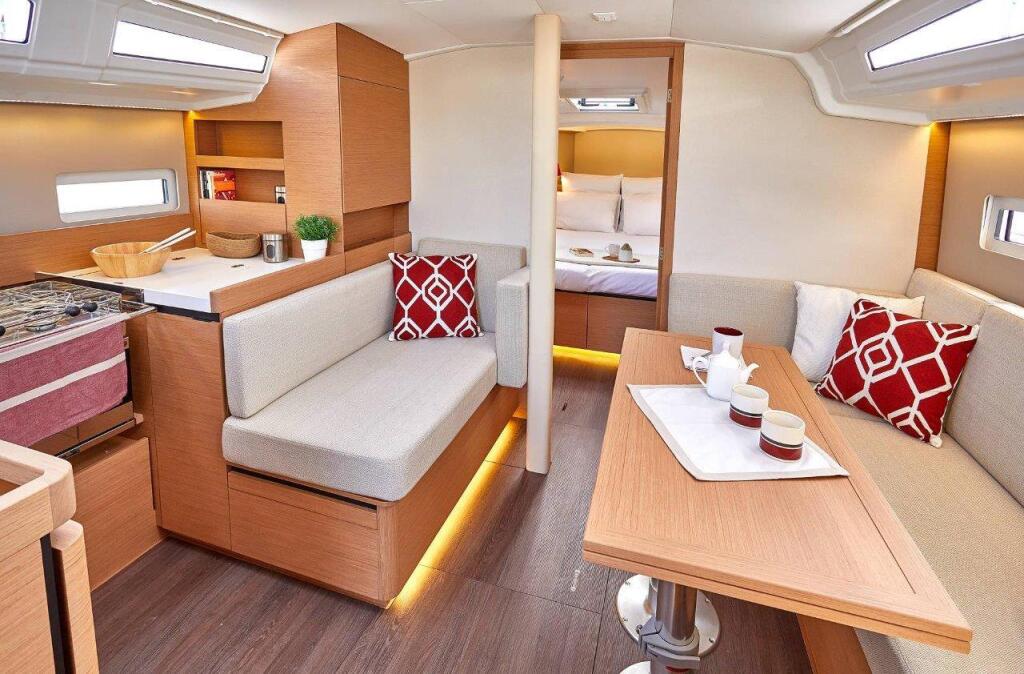 Sailing yacht 