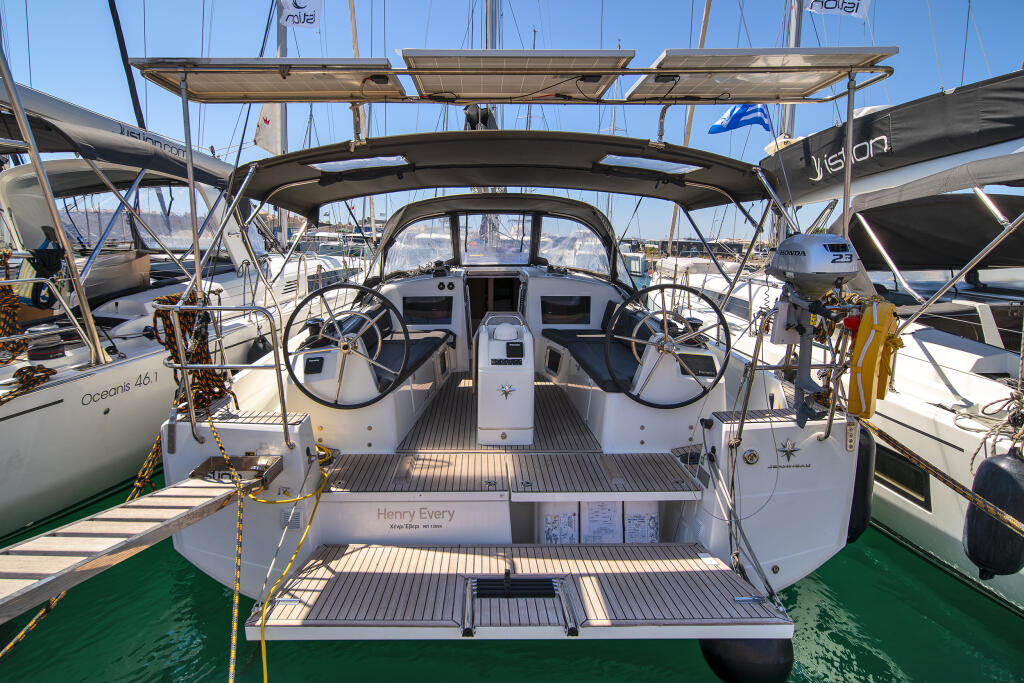 Sailing yacht 