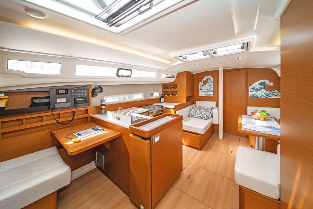 Sailing yacht 